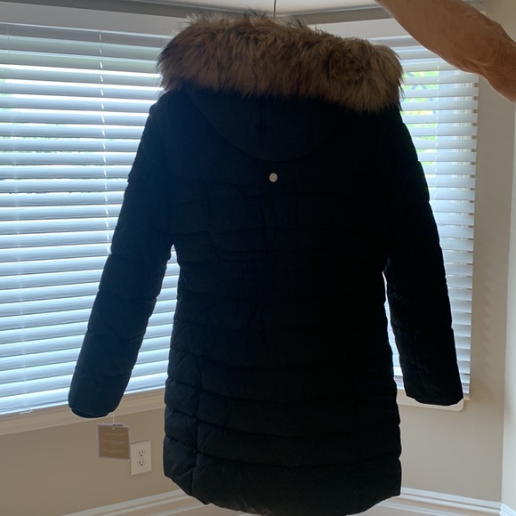 Michael Kors puffer jacket in black with removable hood, and for a collar. - Picture 2 of 4